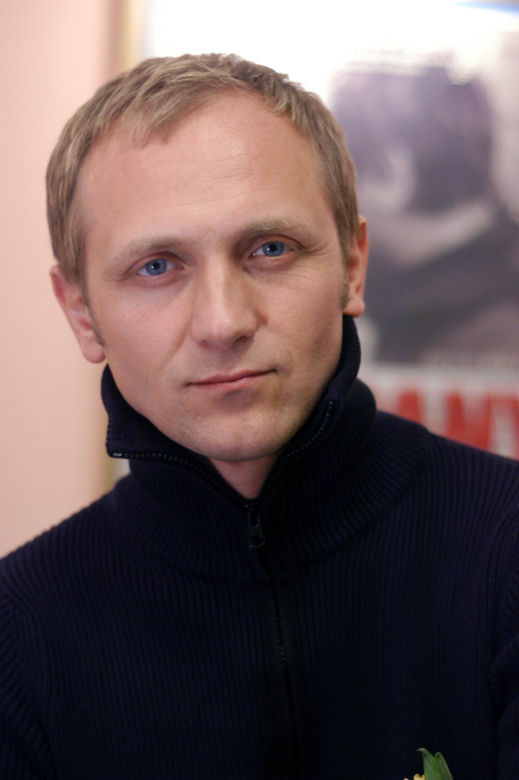 Tak na początku kariery wyglądał Andrzej Chyra. Dziś trudno go rozpoznać na starych zdjęciach