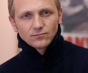 Tak na początku kariery wyglądał Andrzej Chyra. Dziś trudno go rozpoznać na starych zdjęciach