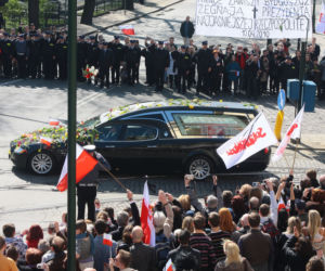 To już 10 lat od pogrzebu pary prezydenckiej Lecha i Marii Kaczyńskich. Ludzie żegnali ich kwiatami