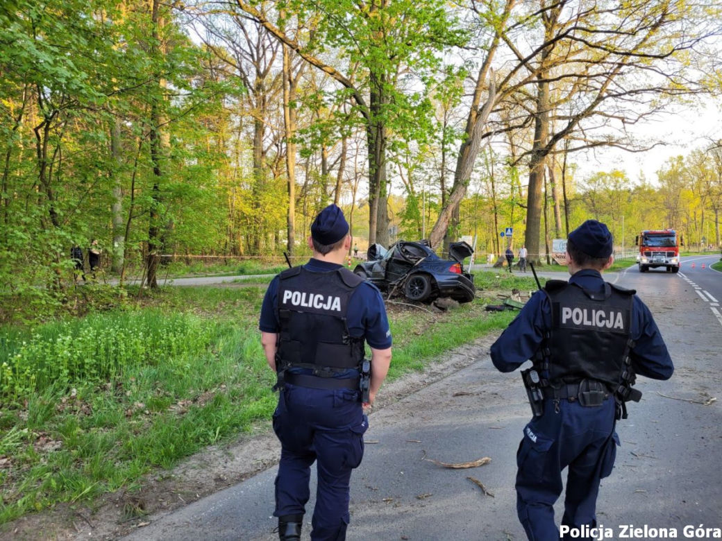 BMW owinęło się wokół drzewa. Koszmarny wypadek w Zielonej Górze