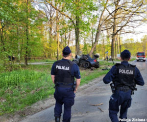 BMW owinęło się wokół drzewa. Koszmarny wypadek w Zielonej Górze