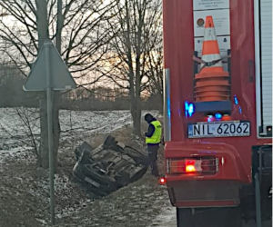 Zima zaskoczyła drogowców i kierowców. Jeden skończył w rowie