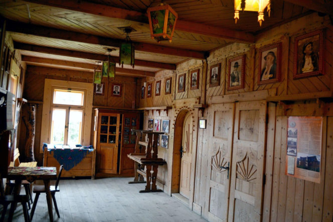 To jedna z najpiękniejszych wsi w Małopolsce. Już sto lat temu była rozchwytywanym kurortem turystycznym