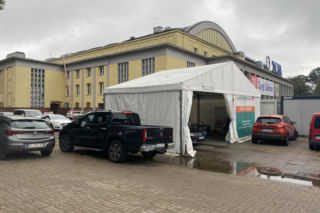 Ogromne kolejki w punktach „Drive&Go-Thru”. Łodzianie chcą sprawdzić czy są zdrowi