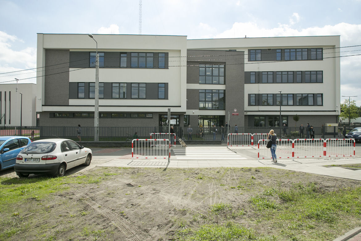 Wawerska szkoła z koronawirusem