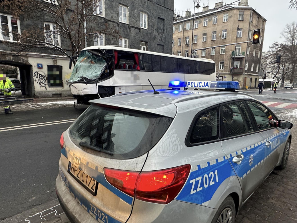 Czołowe zderzenie autokaru i autobusu miejskiego. Kabiny zmiażdżone, kierowcy w szpitalu
