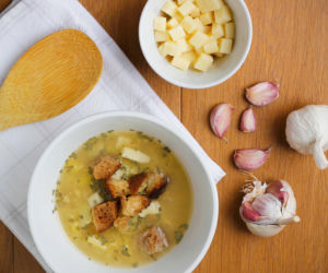 Zupa czosnkowa z jajkiem i grzankami – prosty sposób na głęboki smak bez długiego gotowania