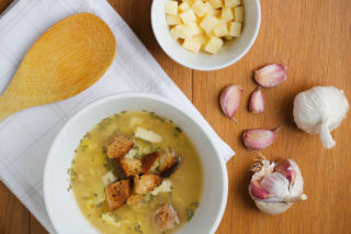 Zupa czosnkowa z jajkiem i grzankami – prosty sposób na głęboki smak bez długiego gotowania