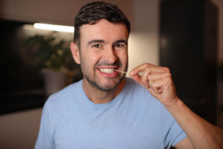 Ten drobny nawyk po posiłku niszczy dziąsła. Lekarze mówią wprost: zagrożone jest też serce