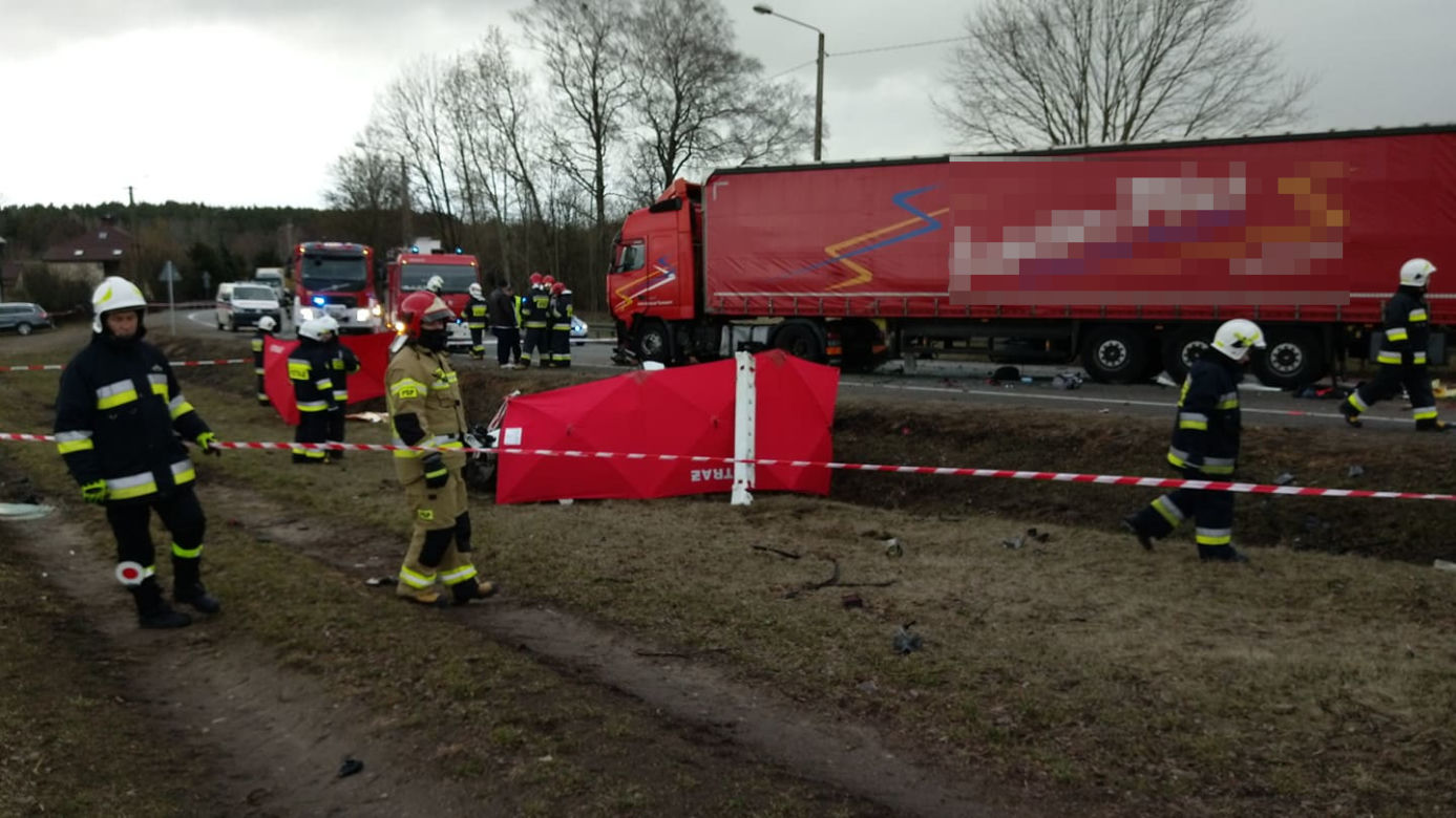 DK 8. Poświętne. Mercedes zderzył się czołowo z ciężarówką [ZDJĘCIA]