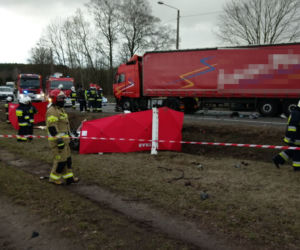 DK 8. Poświętne. Mercedes zderzył się czołowo z ciężarówką [ZDJĘCIA]
