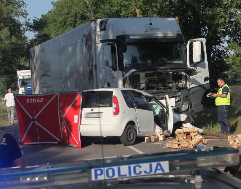 Potworny wypadek pod Siedlcami. 69-latka zmiażdżona przez tira. Wcześniej sprzedawała truskawki