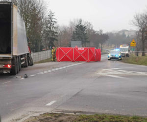 Śmiertelny wypadek na drodze krajowej. Poważne utrudnienia po zderzeniu osobówki z ciężarówką