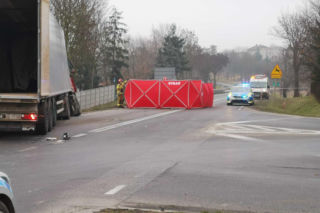 Śmiertelny wypadek na drodze krajowej. Poważne utrudnienia po zderzeniu osobówki z ciężarówką