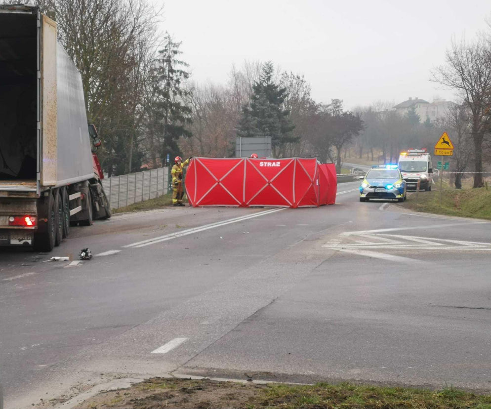 Śmiertelny wypadek na drodze krajowej. Poważne utrudnienia po zderzeniu osobówki z ciężarówką