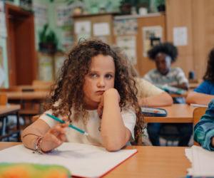 Dziecko skarży się na nauczyciela? Sprawdź, kiedy reagować natychmiast