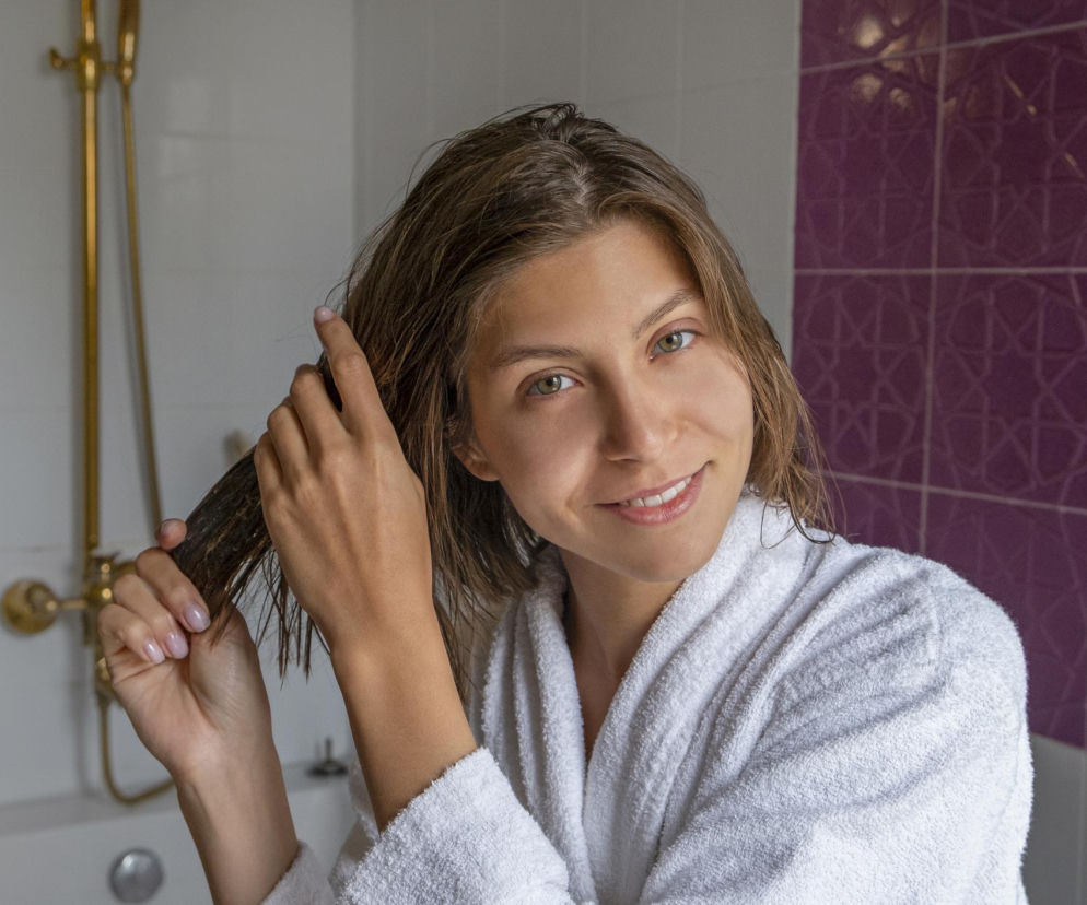 Myślisz, że olej nawilża włosy? Jeden szczegół decyduje, czy fryzura będzie lśnić, czy schnąć na wiór