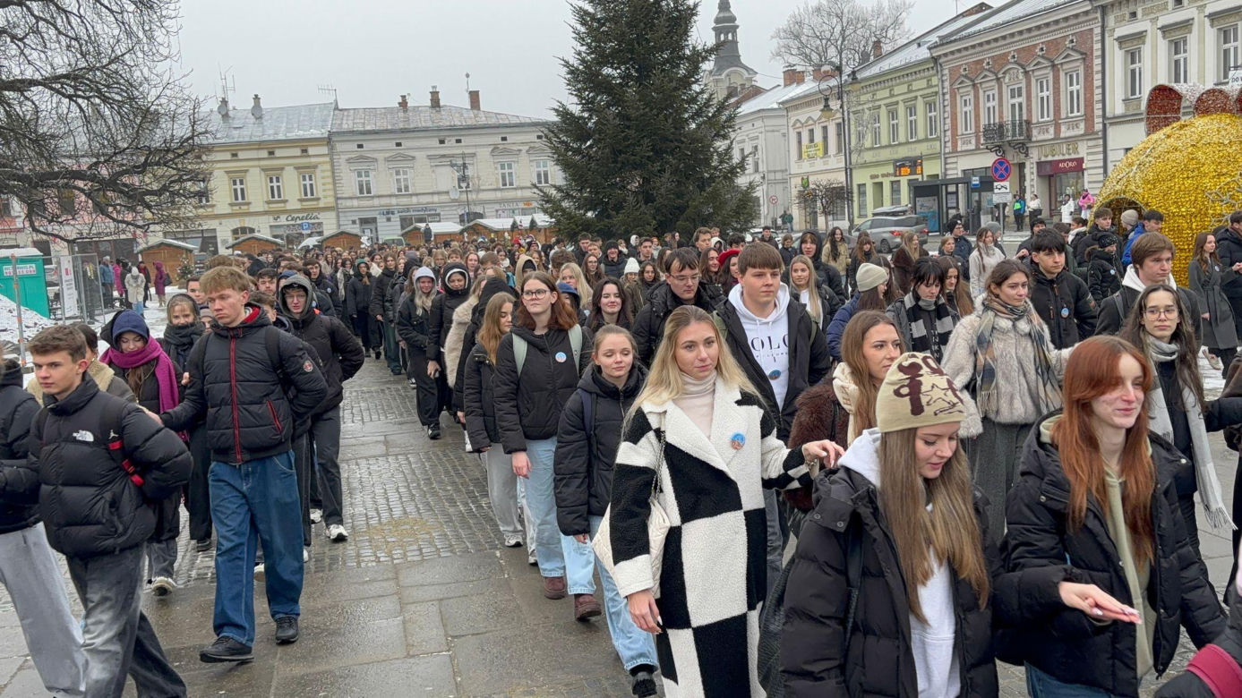 Polonez maturzystów na Rynku w Nowym Sączu
