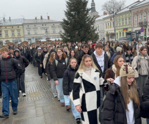 Polonez maturzystów na Rynku w Nowym Sączu