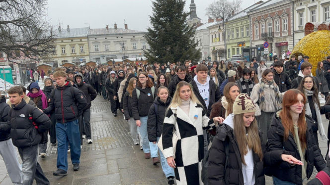 Polonez maturzystów na Rynku w Nowym Sączu
