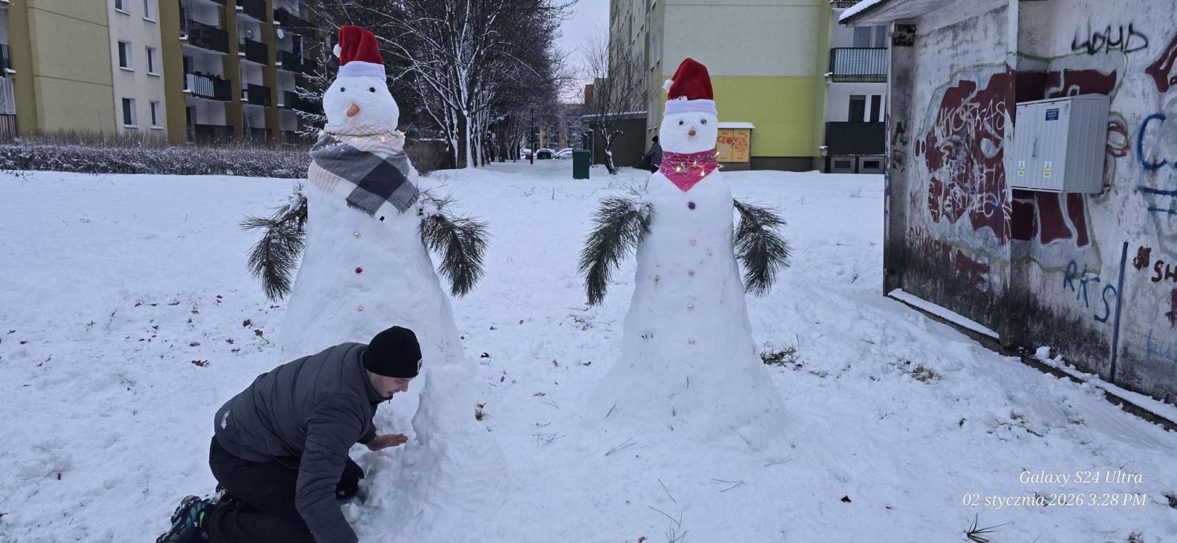 Rodzina bałwanów w Lublinie. Państwo Wrońscy zbudowali zimowy hit osiedla