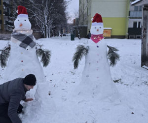 Rodzina bałwanów w Lublinie. Państwo Wrońscy zbudowali zimowy hit osiedla