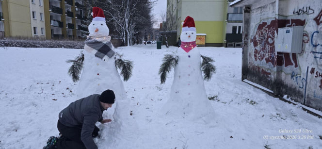 Rodzina bałwanów w Lublinie. Państwo Wrońscy zbudowali zimowy hit osiedla