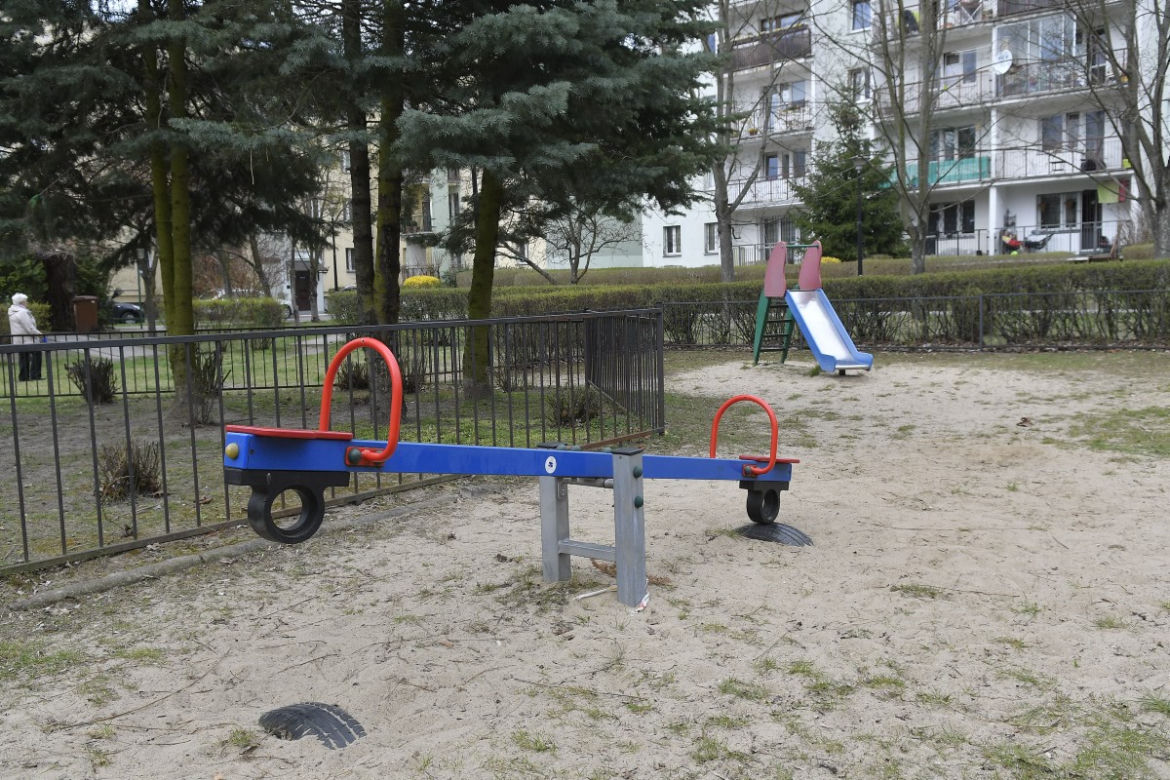 Plac zabaw grozy na Ursynowie. Rodzice drżą o własne dzieci 