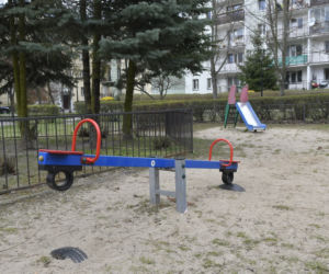 Plac zabaw grozy na Ursynowie. Rodzice drżą o własne dzieci 