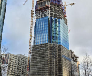 Wyrósł nowy wieżowiec w sercu Warszawy. Kolos osiągnął docelową wysokość 