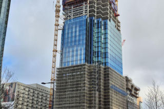 Wiecha zawisła na Upper One w sercu stolicy