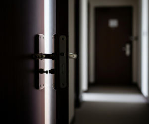 Molestowanie w hotelu. Kim jest policjant z Mokotowa, który jest zamieszany w sprawę?