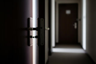 Molestowanie w hotelu. Kim jest policjant z Mokotowa, który jest zamieszany w sprawę?