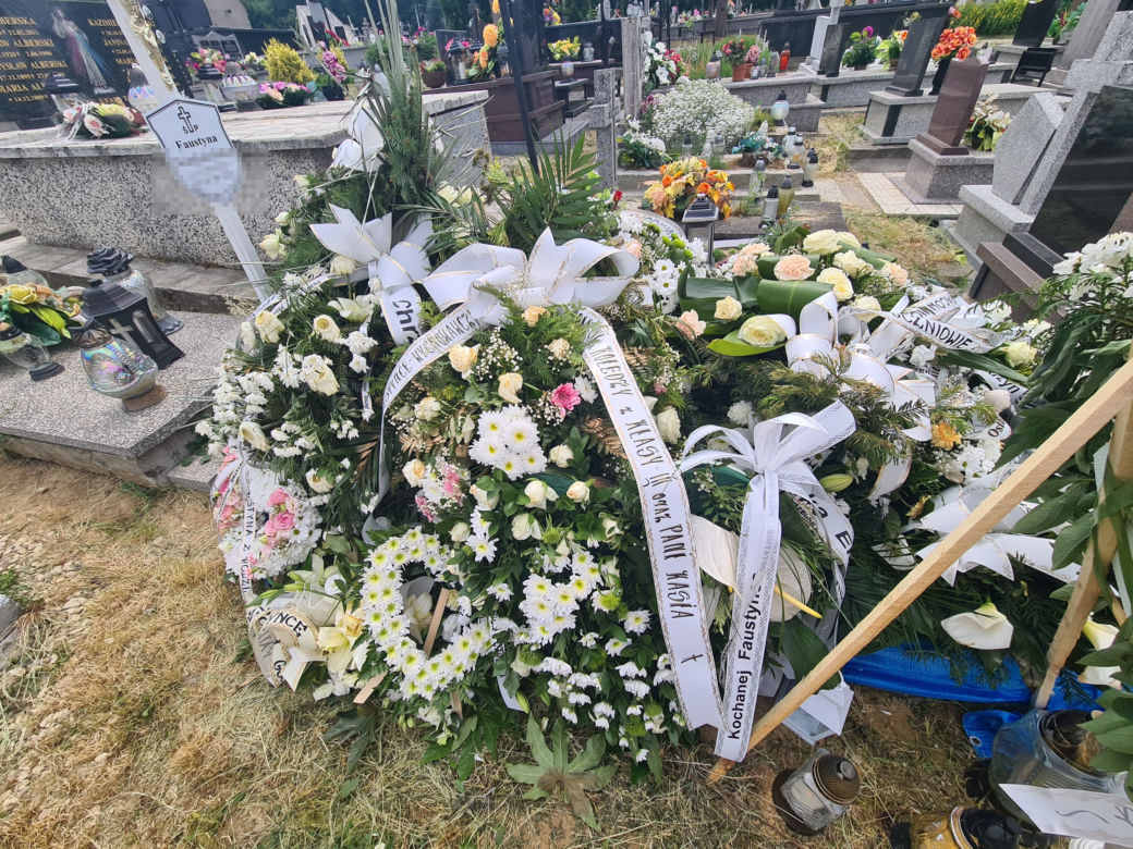 Kozodrza. Grób Faustynki tonie w morzu kwiatów [GALERIA]