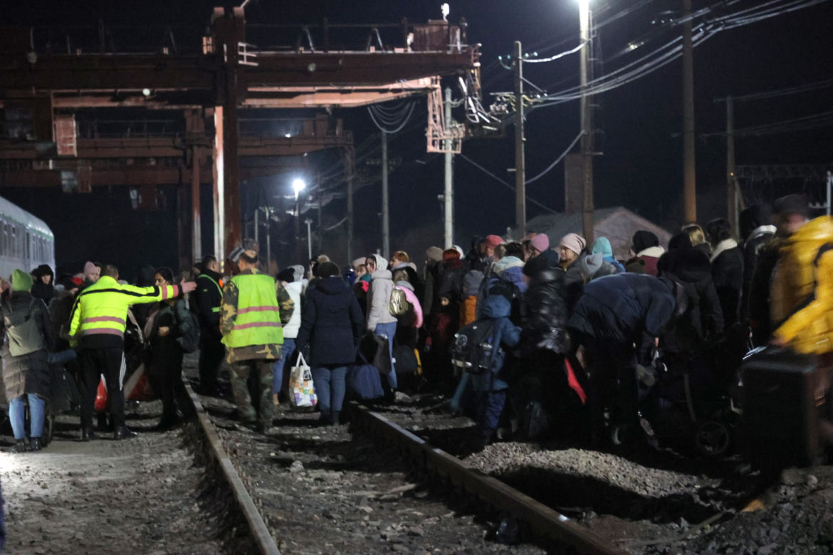 Przepełniony pociąg z uchodźcami
