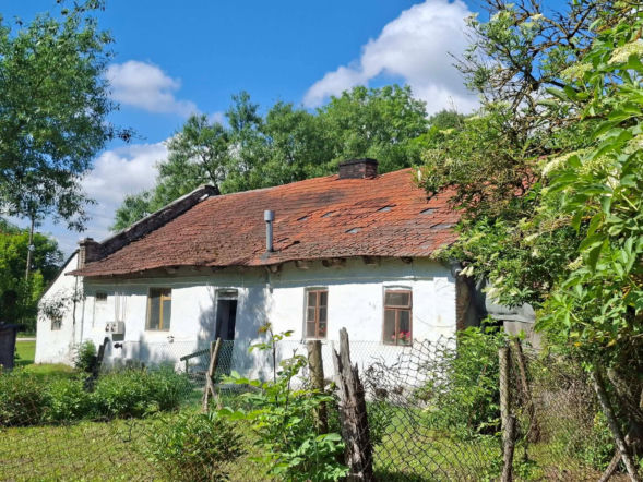 Sancygniów. Przy drodze można odnaleźć pozostałości zabudowań dworskich (czworaków) z zachowanymi inicjałami Józefa Deskura