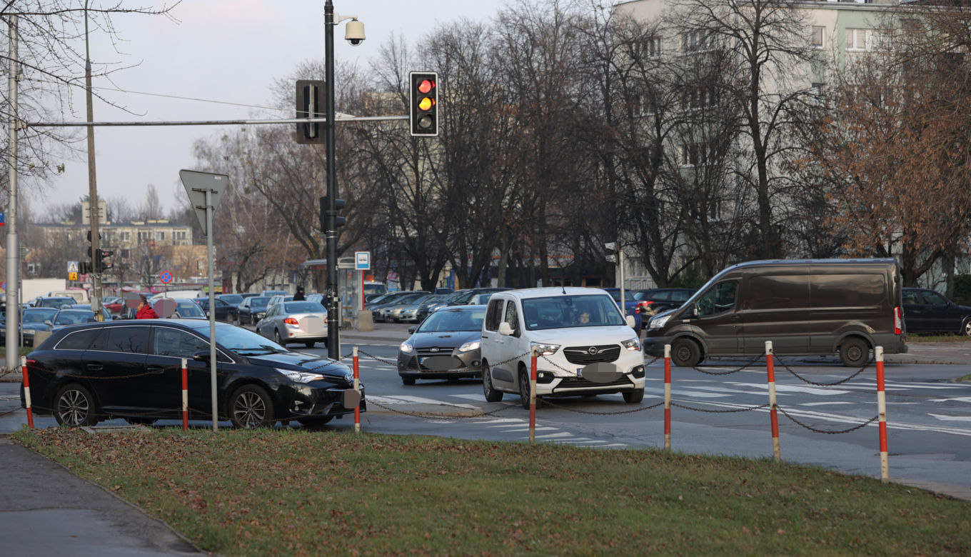Skrzyżowanie grozy na Bielanach. Codziennie dochodzi tu do niebezpiecznych sytuacji