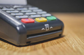 Pomógł dziewczynce przy kasie, a potem napisał: „Niech dobro idzie dalej”. Niezwykła historia z Pomorza