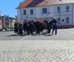 Polonez maturzystów z I LO na rynku w Ostrzeszowie