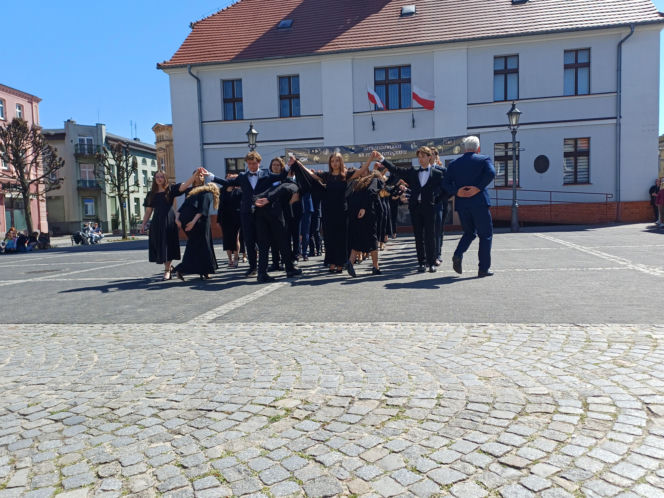 Polonez maturzystów z I LO na rynku w Ostrzeszowie