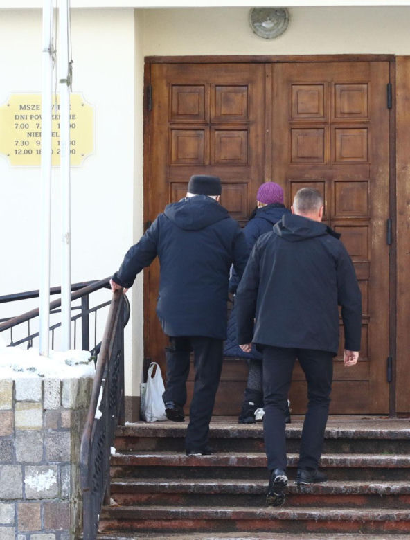 Lech Wałęsa ślizga się na chodniku w drodze do kościoła