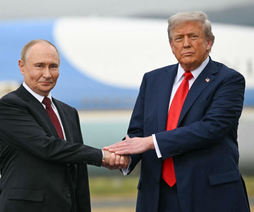 Uścisk dłoni Donalda Trumpa i Władimira Putina na tle samolotu. O zaproszeniu na szczyt G20 przeczytasz na SE.