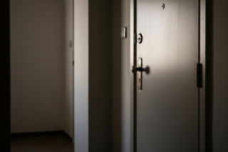 Sąsiad zbieracz terroryzuje Gocław. Co kryje się za drzwiami pełnymi śmieci?