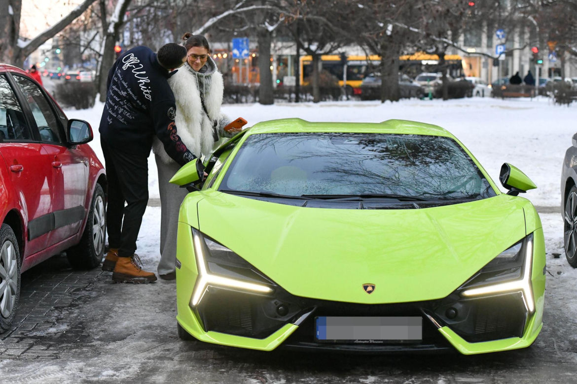 Klaudia Halejcio, mąż jej otworzył auto za całusa