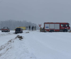 Pociąg zmiażdżył koparkę na Mazowszu.  Siła uderzenia była ogromna!