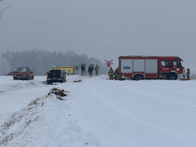 Pociąg zmiażdżył koparkę na Mazowszu.  Siła uderzenia była ogromna!