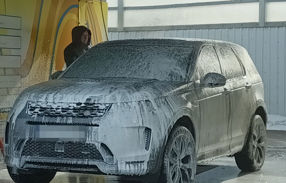 Czesław Michniewicz myje auto w stroju selekcjonera
