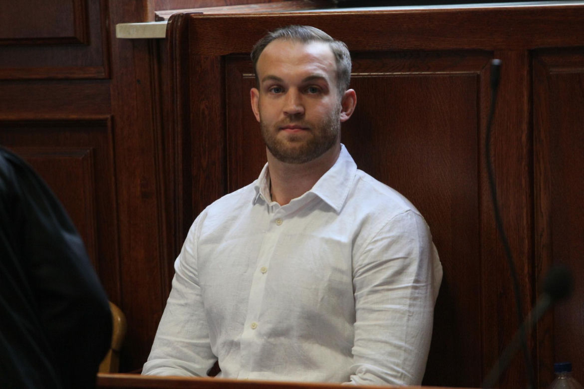 „Byłam obok, gdy tłukli Maćka”. Oskarżony o śmiertelne pobicie Maćka na Nowym Świecie z uśmiechem na twarzy słuchał zeznań świadków