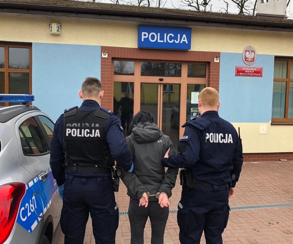 Bydgoszczanka włamał się do domu 78-latki i okradła ją! Przed policją schowała się w... szafce pod zlewem
