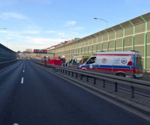 Poważny wypadek na DTŚ w Gliwicach. Auto wbiło się w bariery